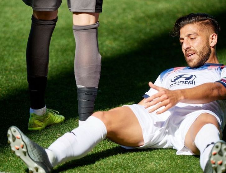 Un jugador del Extremadura lamenta una acción en el partido de Soria