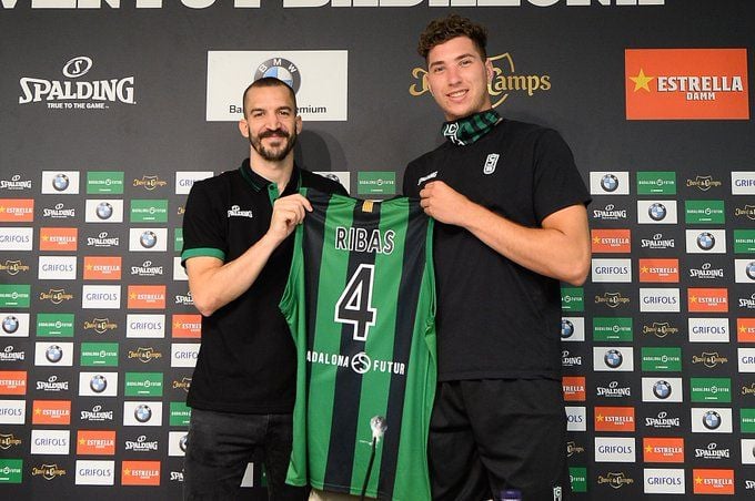 Joel Parra entregando la camiseta con el dorsal 4 a Pau Ribas.
Fuente: Club Joventut Badalona (Twitter)