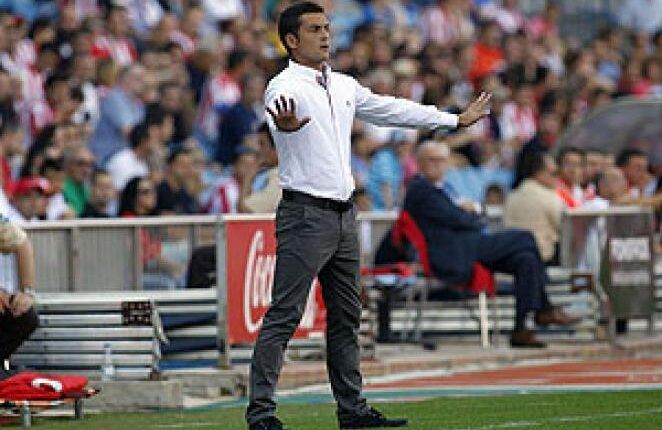 Francisco dirigiendo al Almería en un partido en el Vicente Calderón en 2013