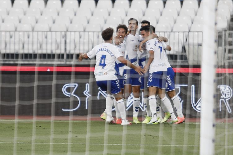 Los jugadores del CD Tenerife celebran el gol de Álex Bermejo en Almería