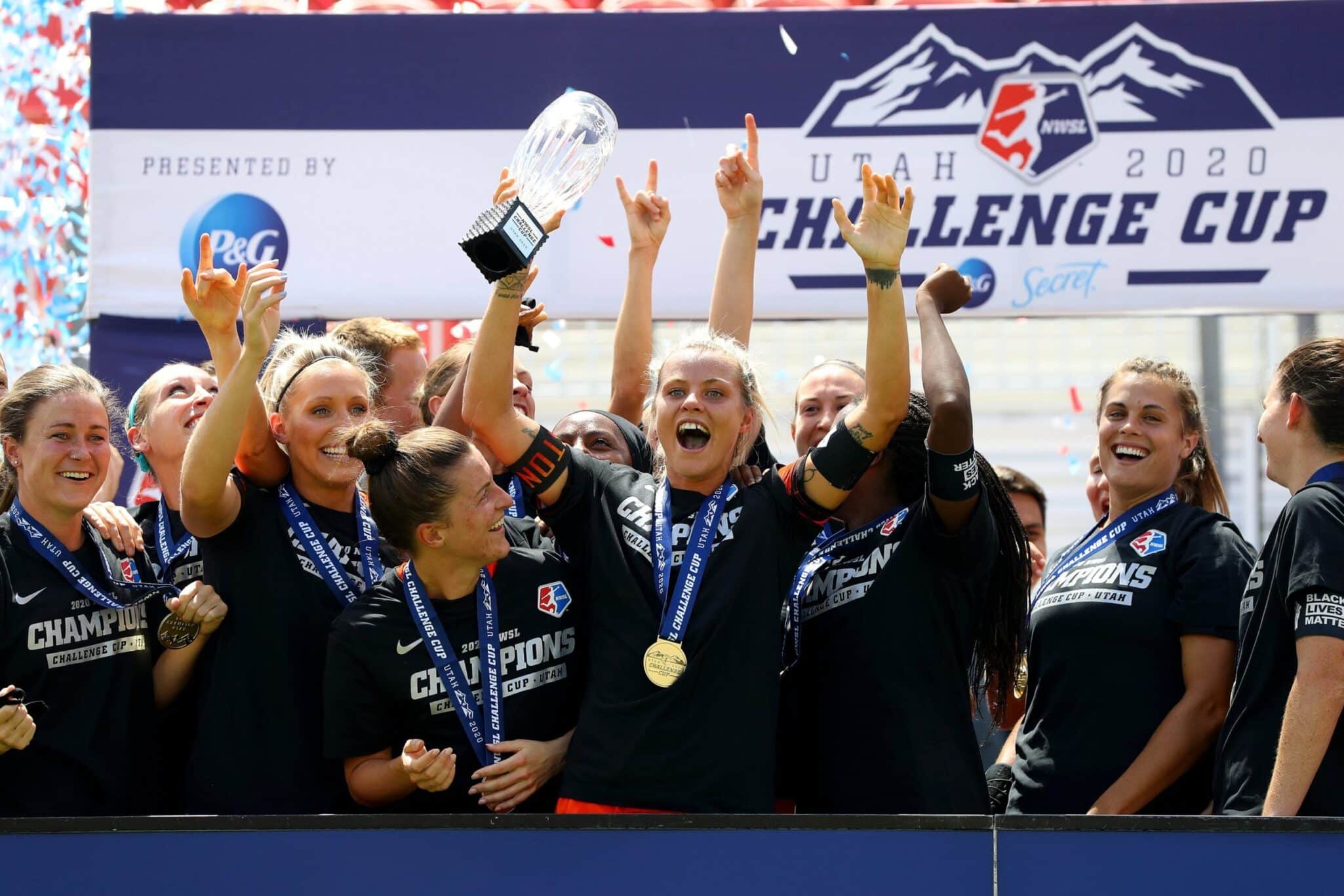 Houston Dash levantando el premio del torneo compartido en las redes sociales oficiales de la NWSL / https://twitter.com/NWSL