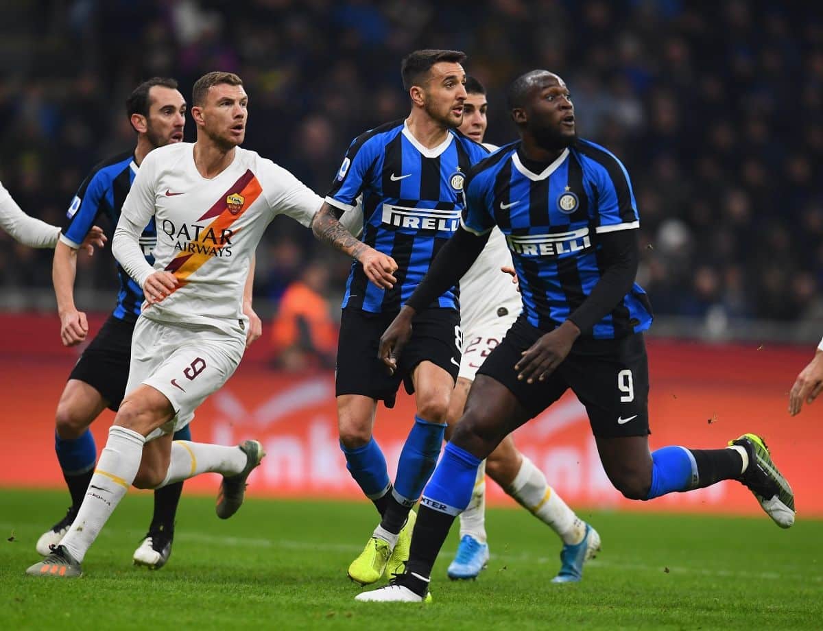 Dzeko y Lukaku durante una acción de juego en el partido de ida – Foto destacada vía: https://www.inter.it