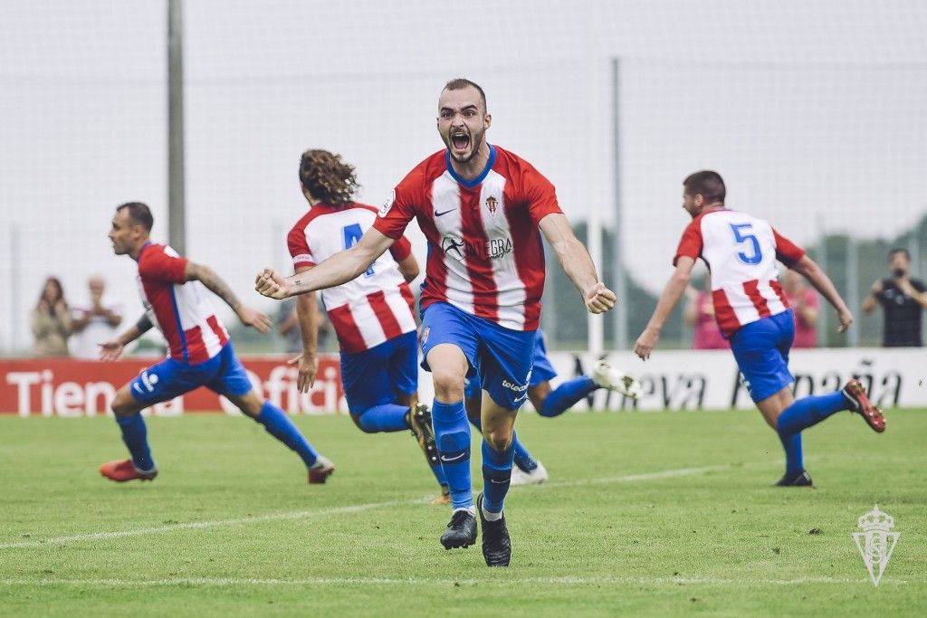 Isma Aizpiri celebrando un gol con el Sporting 'B'