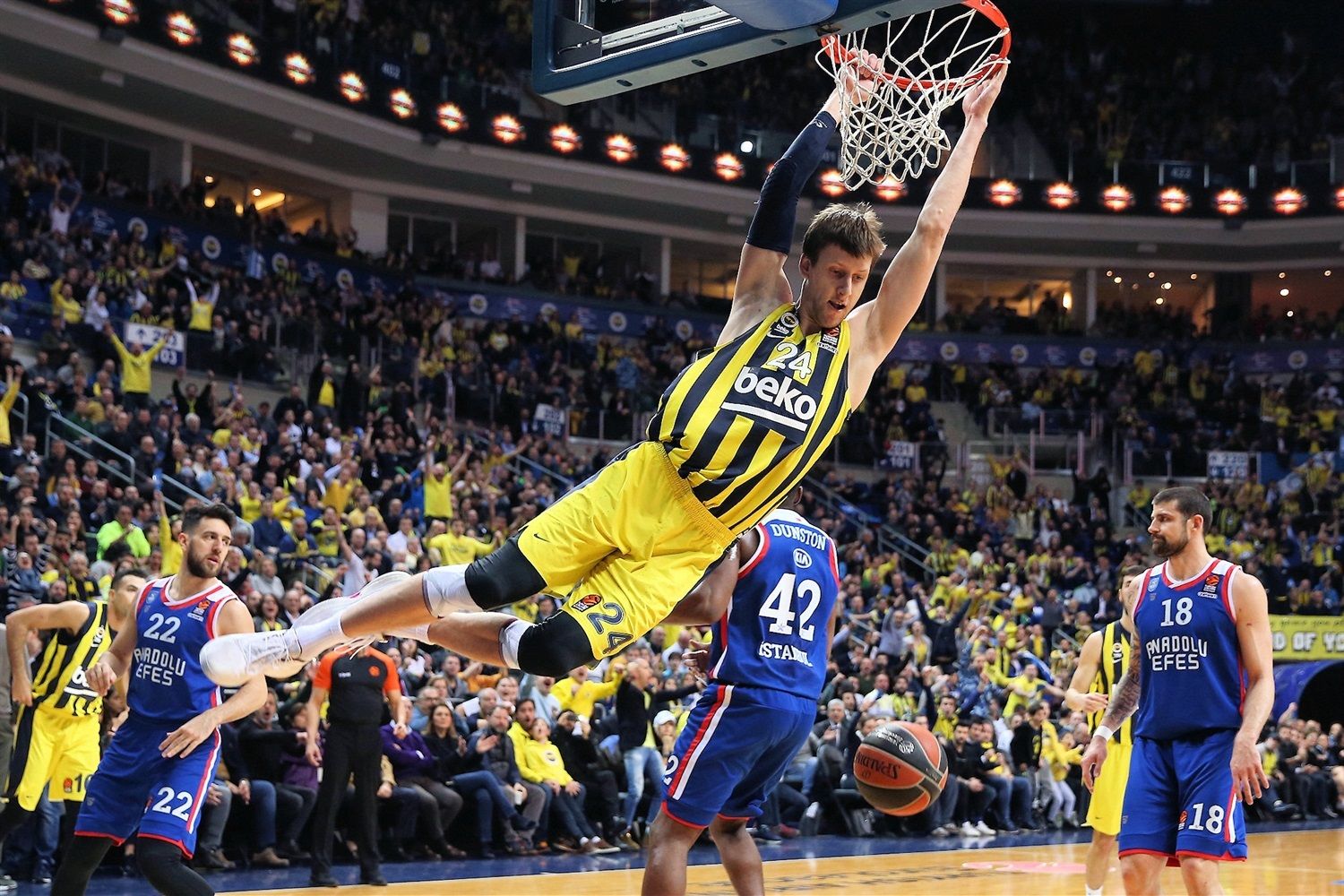 Jan Vesely ante Efes (Fuente: web Euroleague.net)