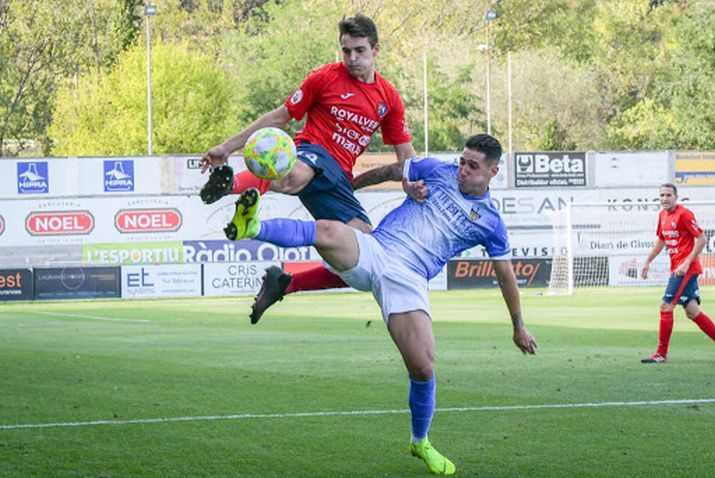 Lluis Aspar despejando un balón