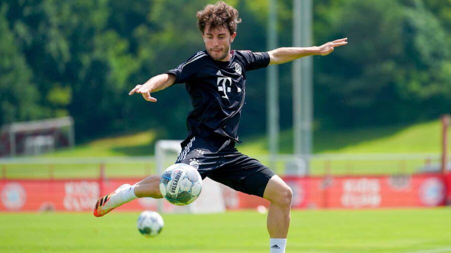 Álvaro Odriozola chuta un balón en un entrenamiento como jugador del FC Bayern Munich