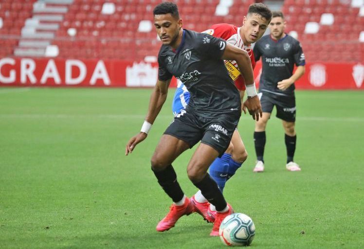 Jordo Mboula (Huesca) con Gaspar Campos (Sporting)