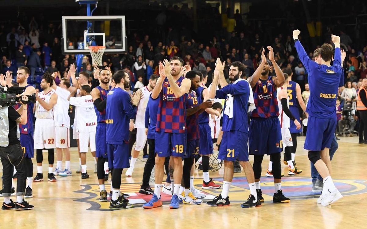 Los jugadores del Barça despidiendose del Palau tras jugar ante el Armani Milán (Fuente: www.fcbarcelona.com)