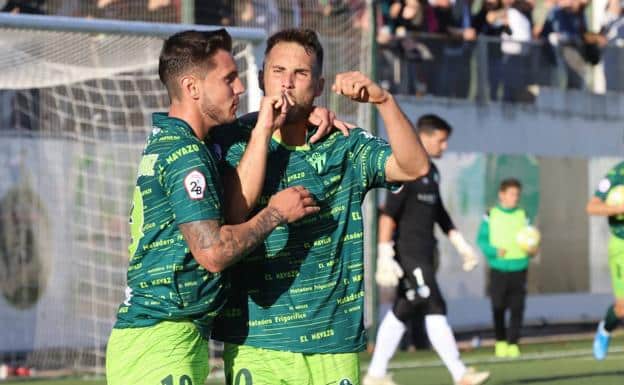 Pablo Espina celebra un gol con el CD Guijuelo