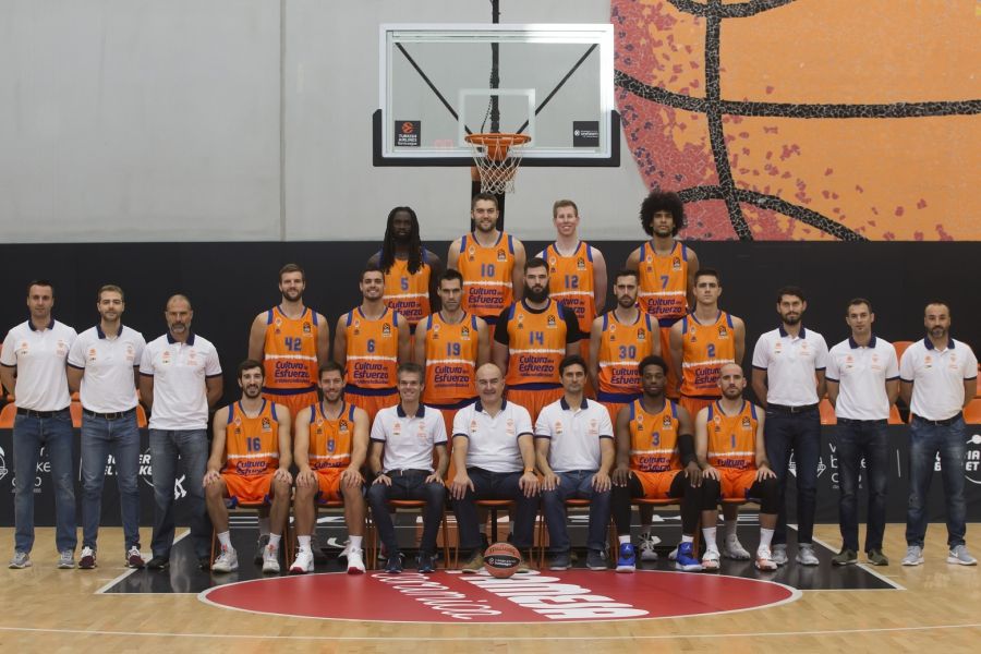 Foto oficial de la plantilla y cuerpo técnico del Valencia Basket 2020. Fuente: Valencia Basket.