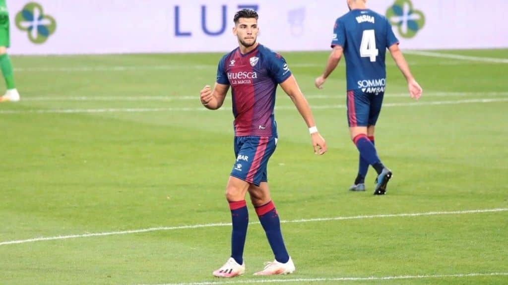 Rafa Mir en un partido con el Huesca