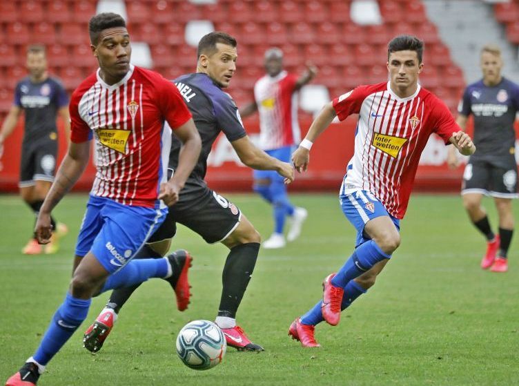 Murilo conduce el balón ante la mirada de Manu García y Álex Granell