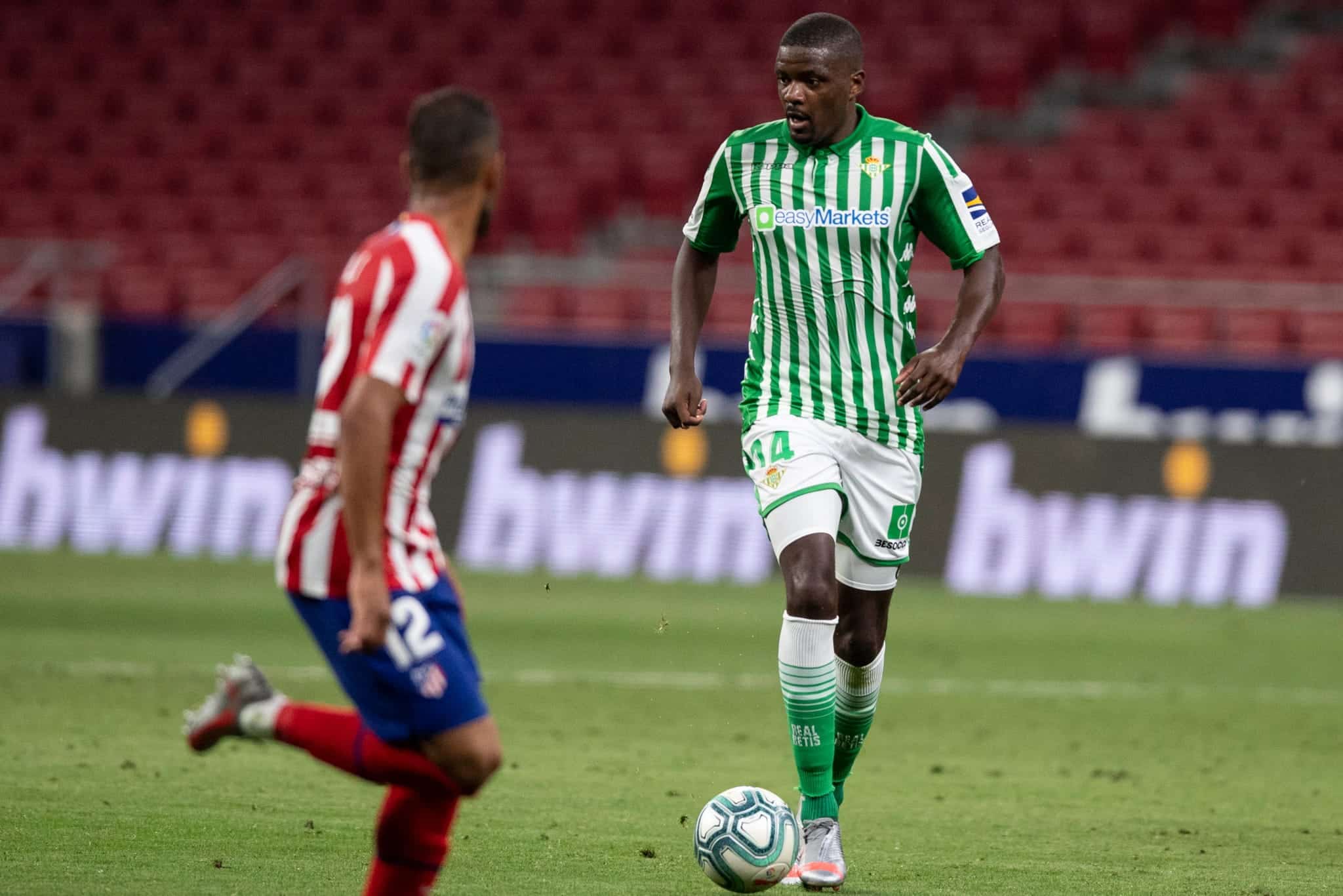 William Carvalho conduce el esférico ante la mirada de Lodi Fuente: Twitter Real Betis