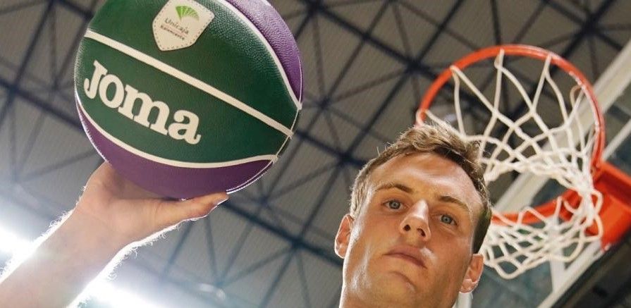 Tim Abromaitis posando en el Carpena con su nueva camiseta.
Imagen obtenida de www.unicajabaloncesto.com