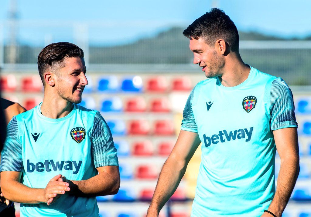 Vukcevic con Bardhi en un entrenamiento