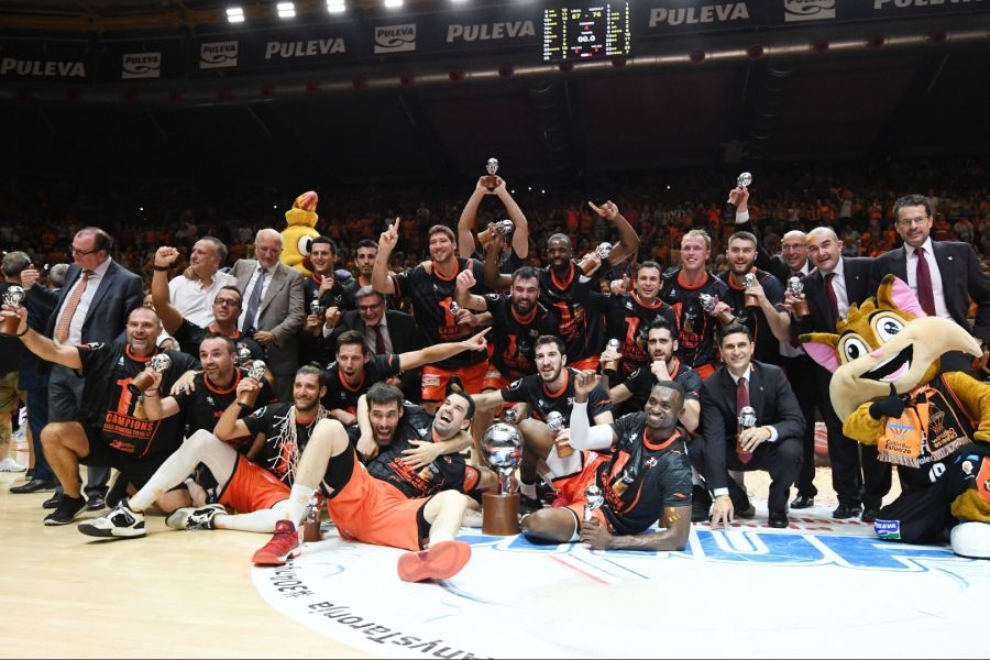 Valencia Basket alzó el trofeo de campeón de la Liga Endesa tras derrotar al Real Madrid en 2017. Fuente: Valencia Basket.