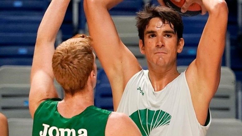 Carlos Suárez durante un entrenamiento con Unicaja.
Imagen obtenida de www.unicajabaloncesto.com