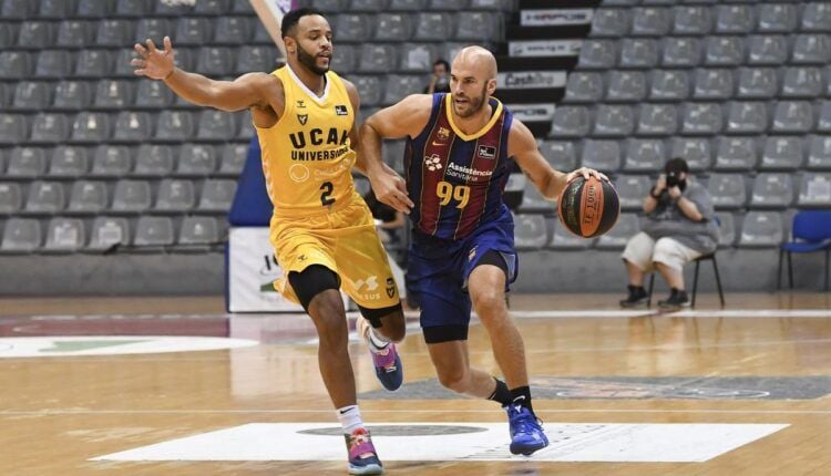 Nick Calathes subiendo el balón ante Jordan Davis (Twitter @FCBbasket)