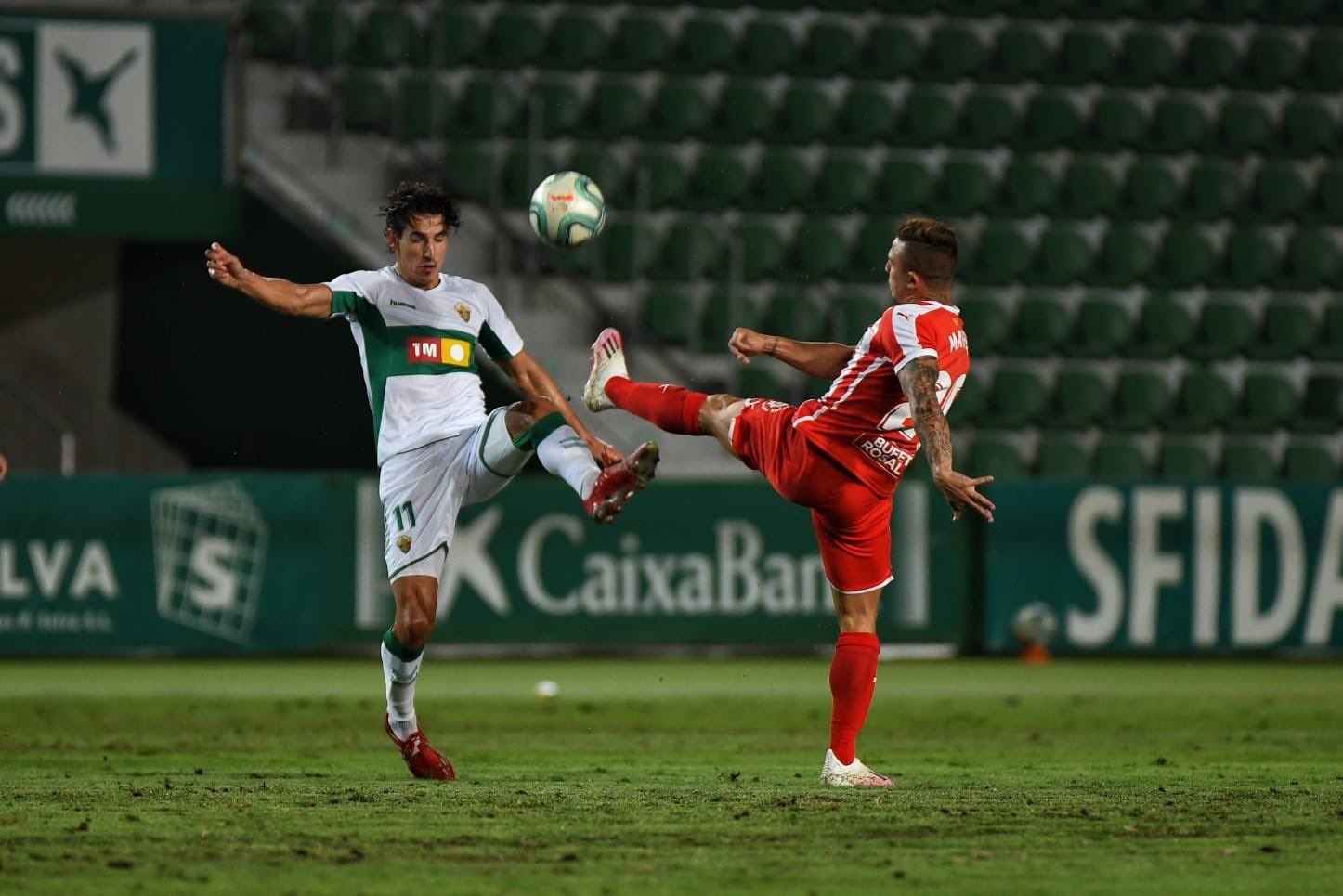 Pere Milla y Maffeo en la disputa de un balón. 
Fuente: https://twitter.com/elchecf/status/1296544503705341957