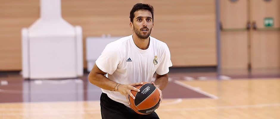 Facundo Campazzo se dispone a lanzar a canasta en un entrenamiento como jugador del Real Madrid. Foto: Real Madrid.