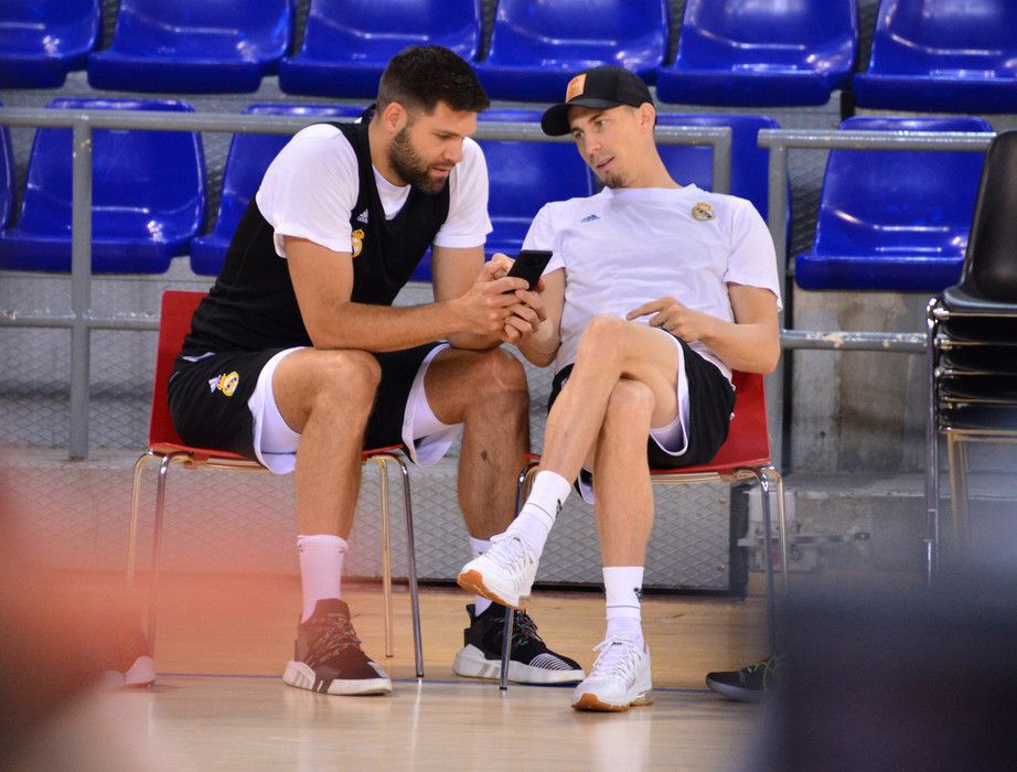 Felipe Reyes y Jaycee Carroll conversan antes de un partido como jugadores del Real Madrid. Foto: Liga Endesa.