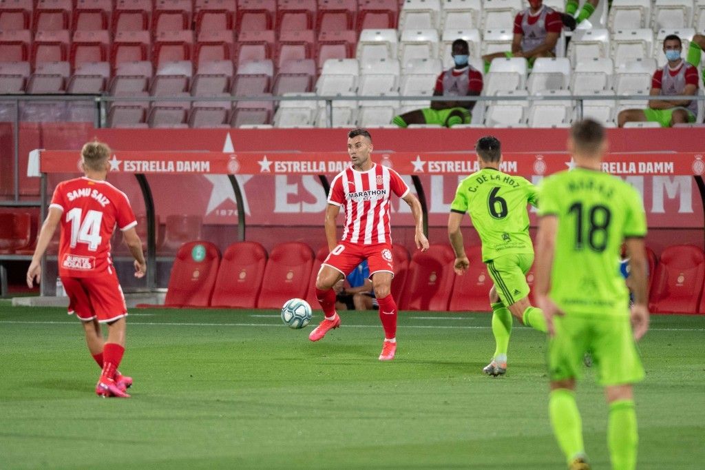 Borja García recibe un pase ante la presión de César de la Hoz en el play-off entre Girona y Almería