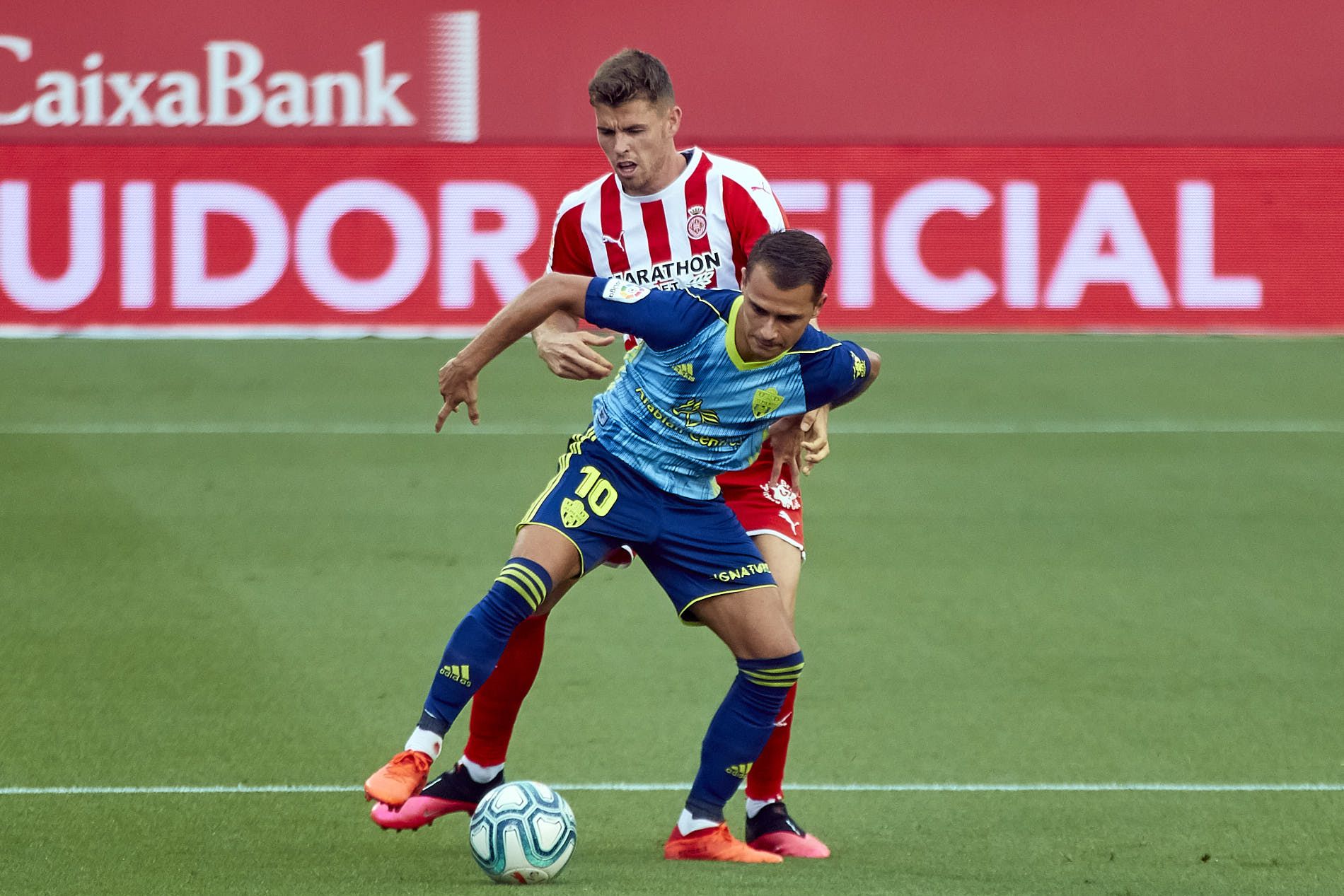 Fran Villalbaa protege el esférico ante la presión de Gumbau (@U_D_Almeria)