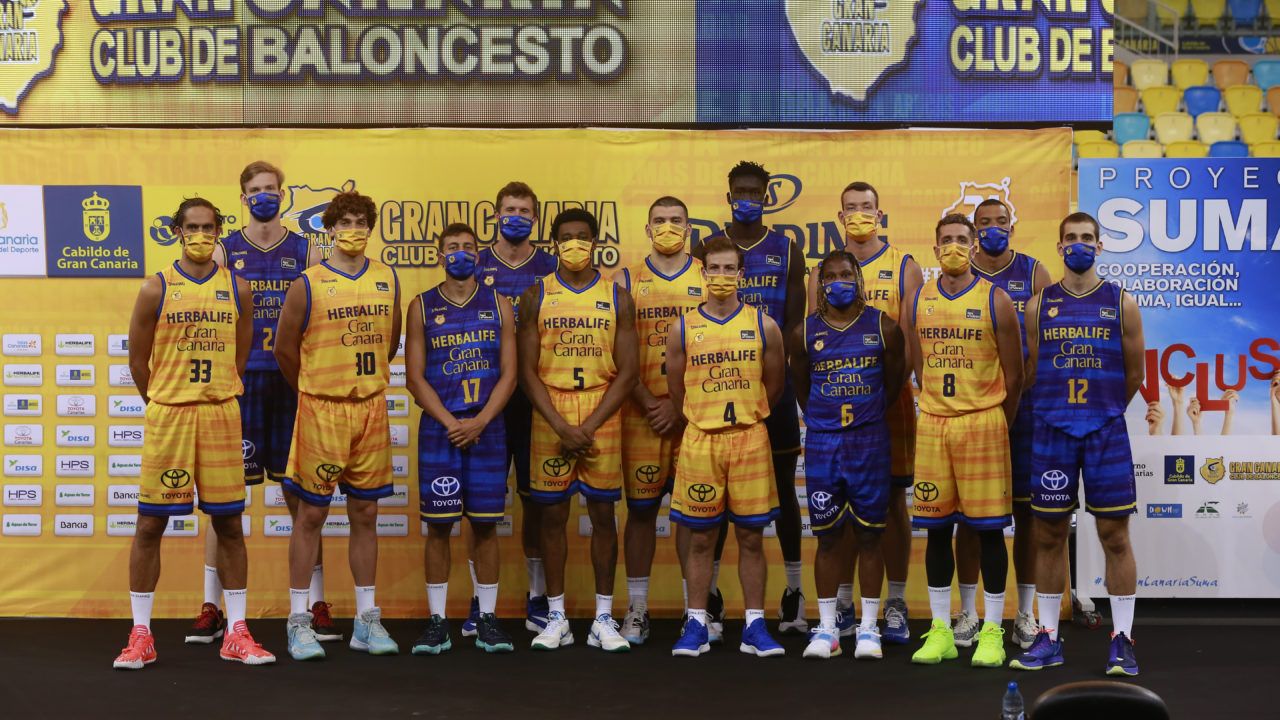 La plantilla del Herbalife Gran Canaria en el acto de presentación de la nueva piel amarilla. #Todaunaisla
Foto vía cbgrancanaria.net