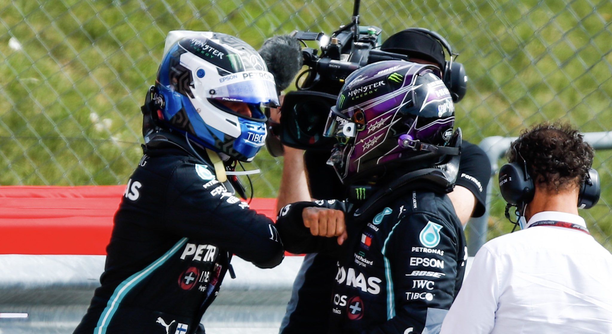 Ambos pilotos de Mercedes felicitandose