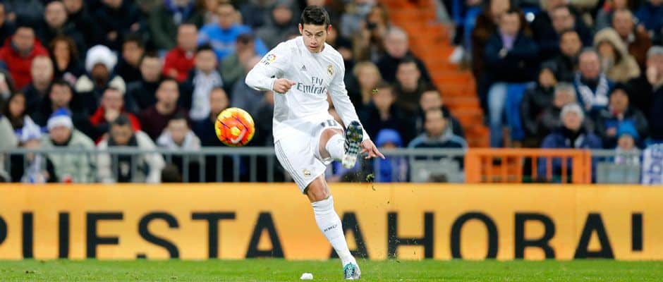James Rodríguez lanza una falta en un partido como jugador del Real Madrid Club de Fútbol. Foto: Real Madrid Club de Fútbol.