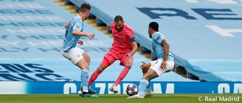 Karim Benzema controla el balón ante Gabriel Jesús y Aymeric Laporte en un Machester City Football Club - Real Madrid Club de Fútbol. Foto: Real Madrid Club de Fútbol.
