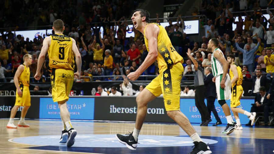 Giorgi Shermadini celebra una canasta a pase de Marcelinho Huertas. Foto: ACB