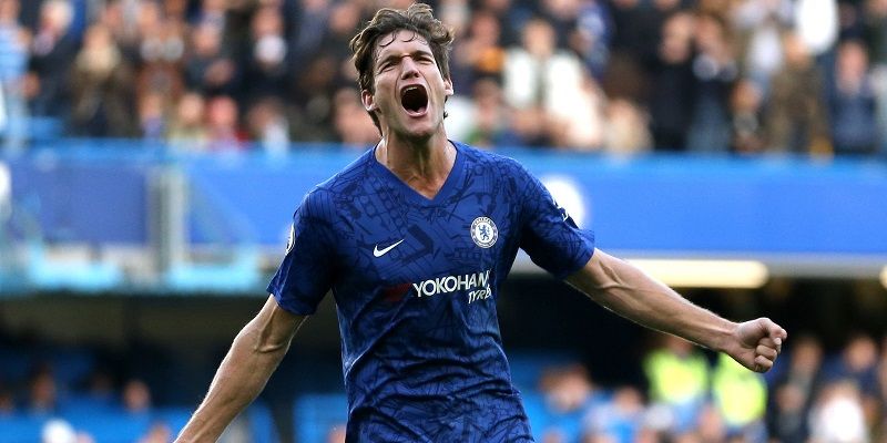 Marcos Alonso celebra un tanto con el Chelsea en 2019