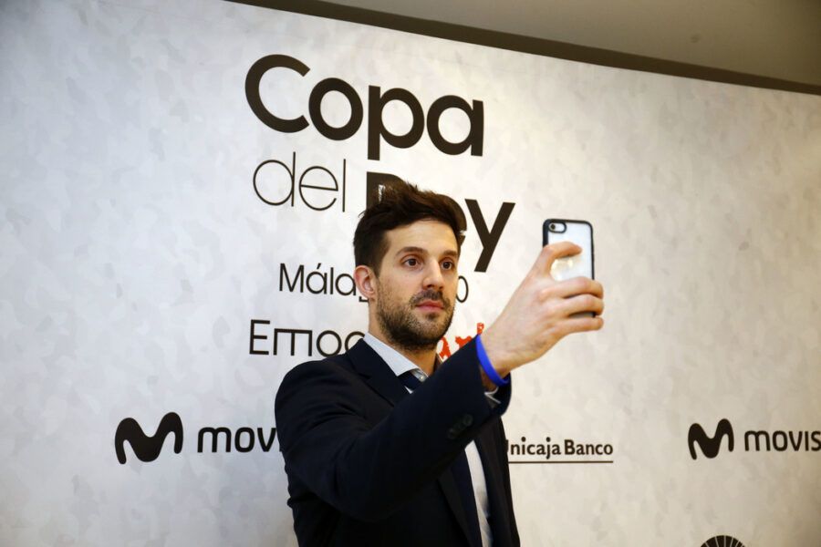 Nicolás Laprovittola se hace una foto en la presentación de la Copa del Rey de Málaga 2020. Foto: Liga Endesa.