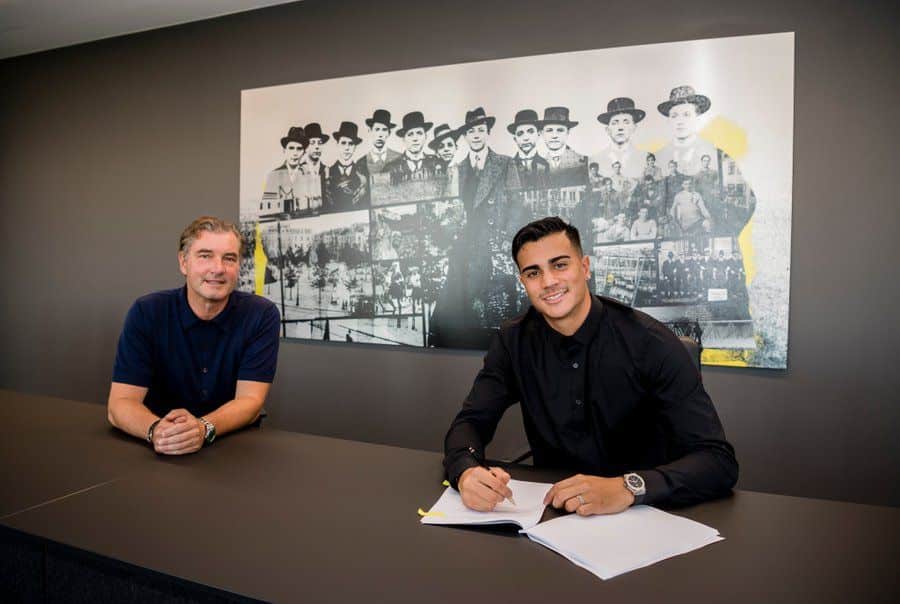 Reinier Jesús firma un contrato. Foto:  Ballspielverein Borussia Dortmund.