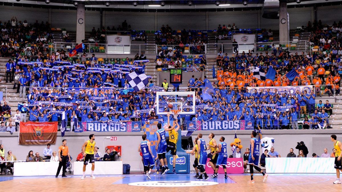 San Pablo Burgos en un partido de la temporada pasada contra Obradoiro.Fuente San Pablo Burgos.com