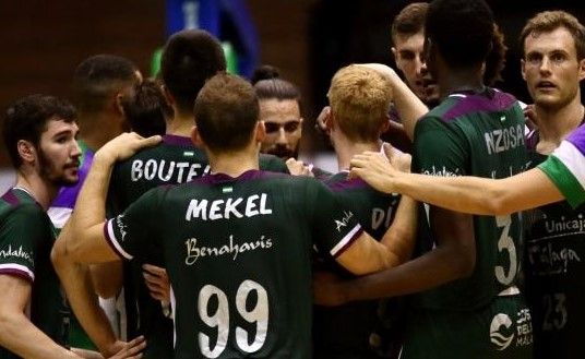 Los jugadores de Unicaja en una conjura de equipo.
Imagen obtenida de www.unicajabaloncesto.com