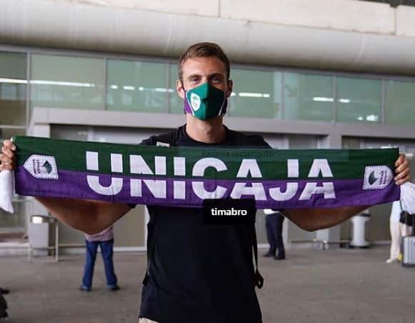 Abromaitis posando con una bufanda del Unicaja.
Imagen obtenida del perfil de Instagram del Club (@unicajabaloncesto).