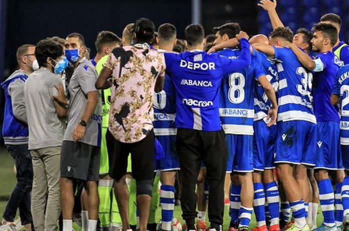 Piña del Deportivo tras ganar al Fuenlabrada