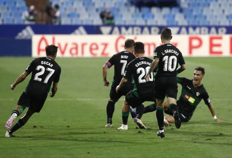 Celebración del gol del Elche en La Romareda