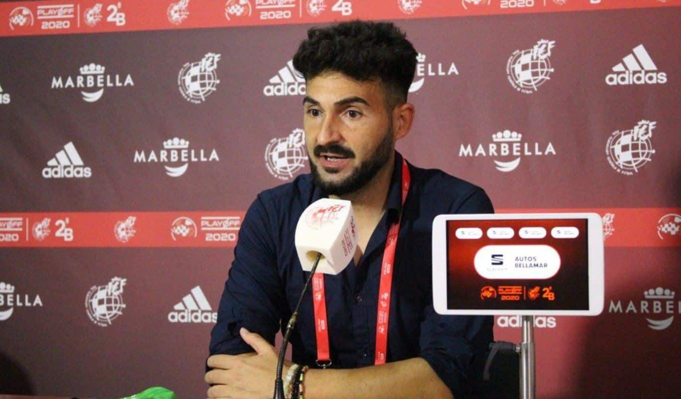 Guillermo Fernández Romo en una rueda de prensa durante el pasado play-off de ascenso