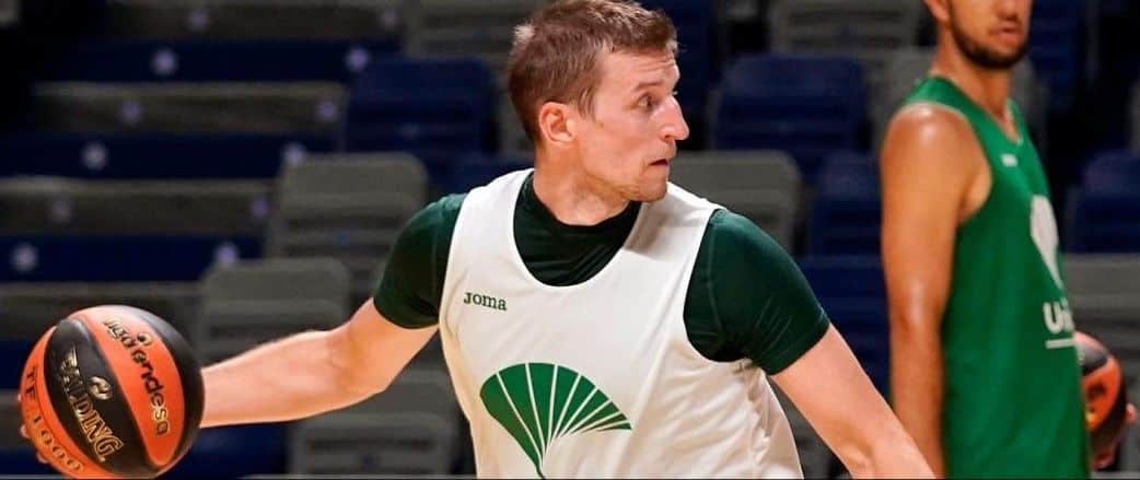 Los jugadores de Unicaja entrenando en el Carpena 5 meses después.
Imagen obtenida de www.unicajabaloncesto.com