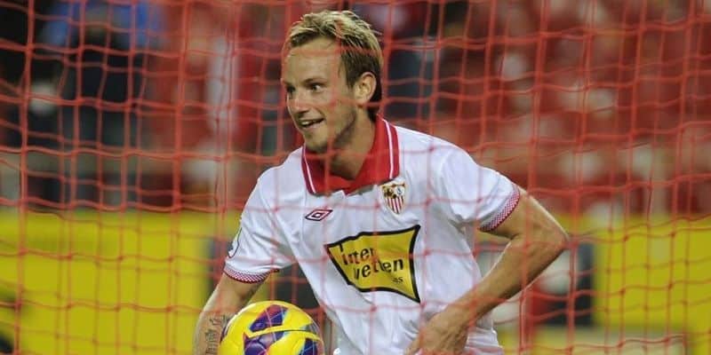Rakitic durante un partido con el Sevilla | Imagen: UEFA