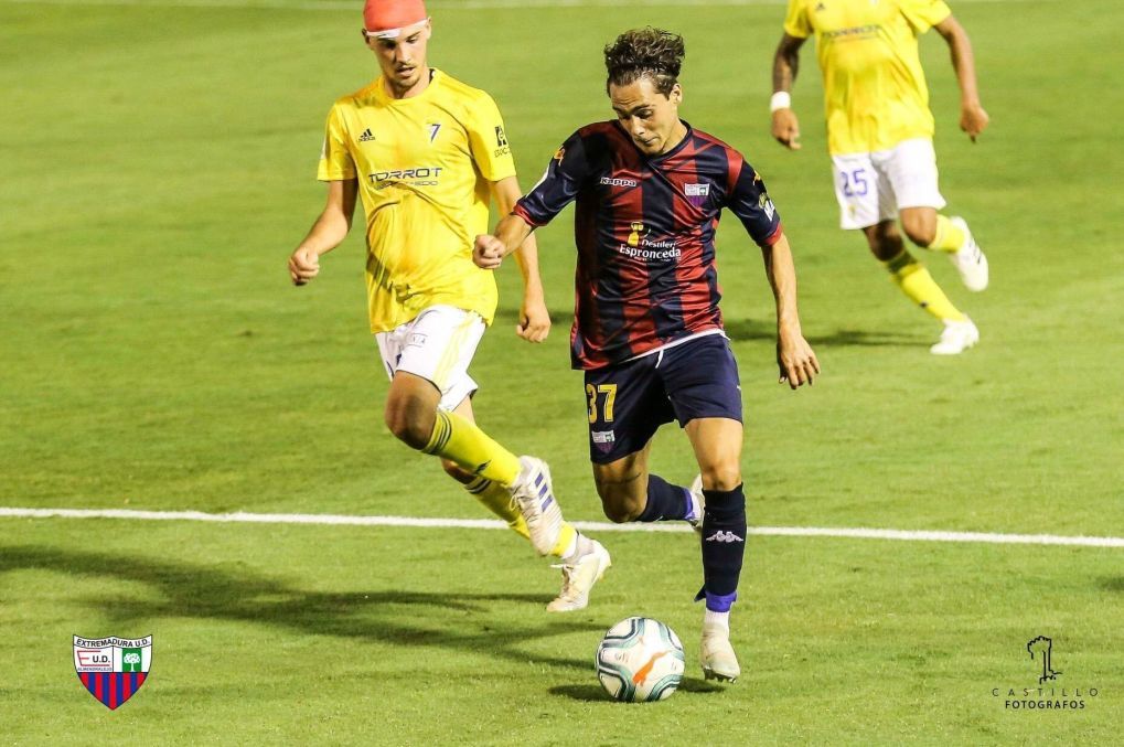 Kike Carrasco en un partido con el primer equipo del Extremadura