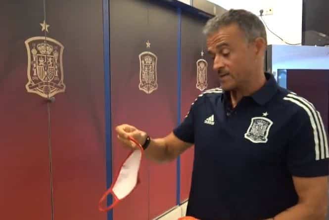 Luis Enrique dando la lista de la selección