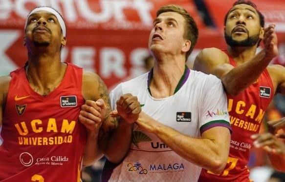 Jugadores de Unicaja y UCAM Murcia durante la disputa de un partido la pasada temporada.
Imagen obtenida de www.unicajabaloncesto.com