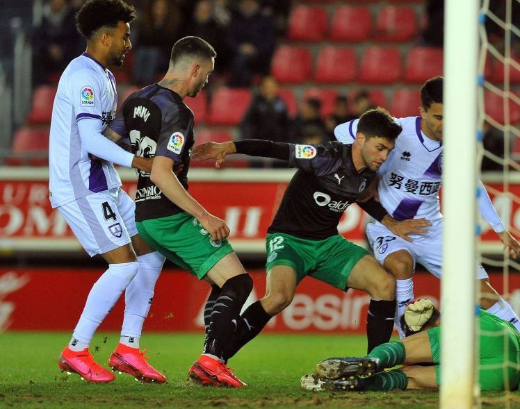 Aitor Buñuel protege un balón para su portero en un Numancia-Racing