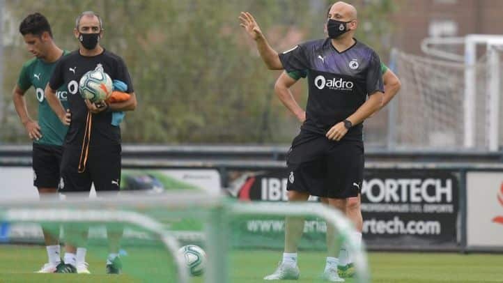 Javi Rozada dirige un entrenamiento del Racing