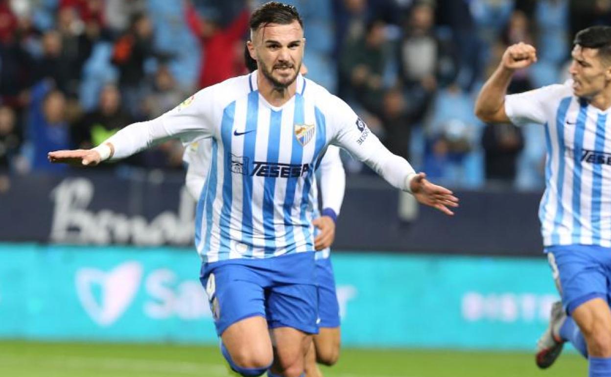 Armando Sadiku celebra un gol con el Málaga