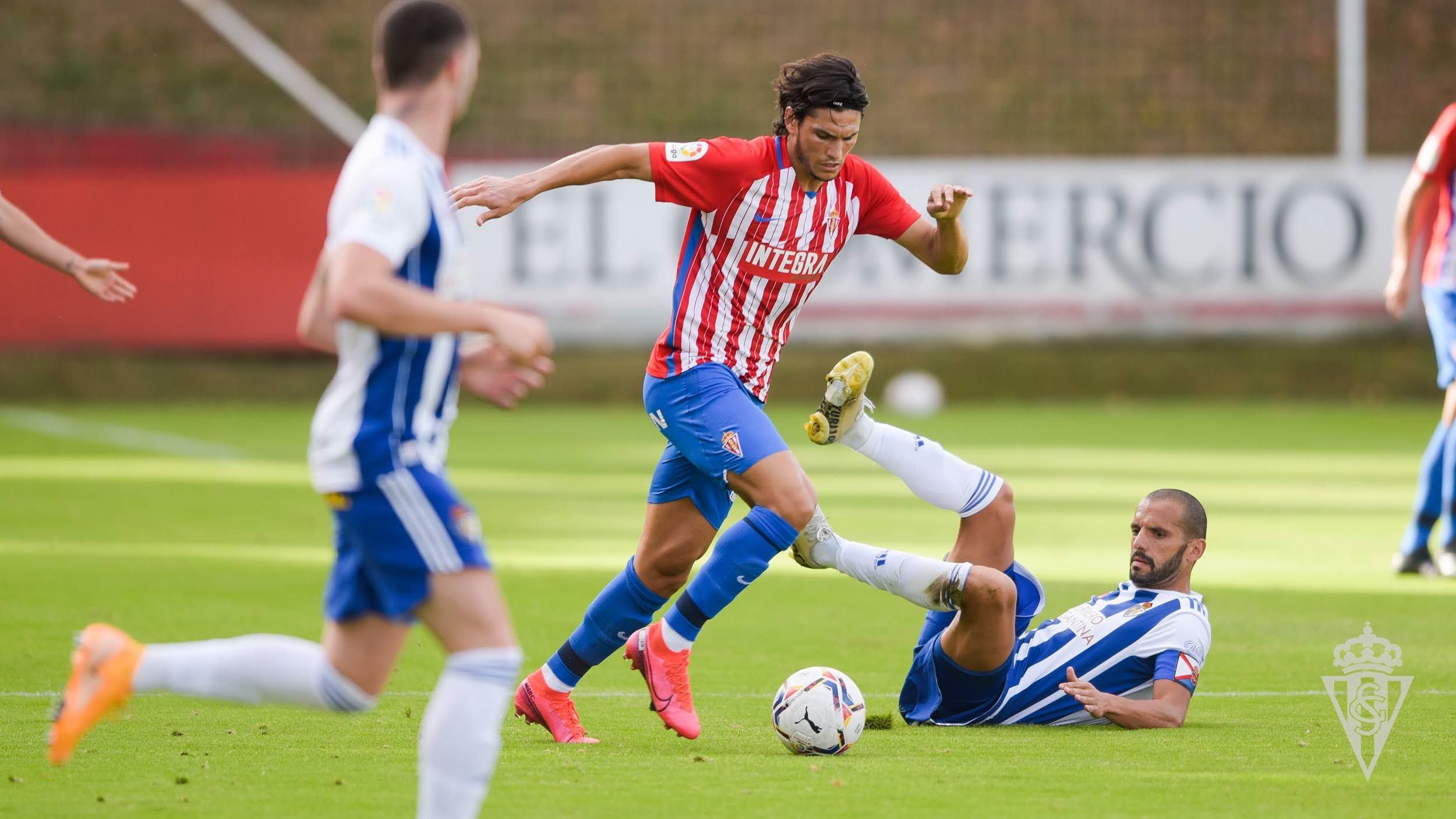 Cristian Salvador conduce el balón en un encuentro entre el Sporting y la Ponferradina esta pretemporada